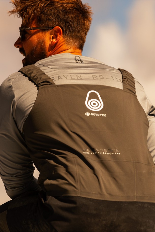 REFERENCE PRO JACKET(레퍼런스 프로 재킷)(999)은 남성용 아우터로, 봄, 가을, 겨울 계절에 적합한 하드쉘 타입의 두꺼운 나일론 소재 재킷입니다. 블랙 색상의 무지 디자인으로, 스포티하고 캐주얼한 스타일을 연출하며, 등산룩, 캠핑룩, 출근룩 등 다양한 TPO에 활용할 수 있습니다. 레귤러핏의 레귤러 기장으로 제작되었으며, 집업 여밈 방식과 긴 소매, 후드, 방수, 방풍 기능, 지퍼 포켓이 특징입니다. 미니멀한 디자인으로 어떤 스타일에도 쉽게 매치할 수 있습니다.
