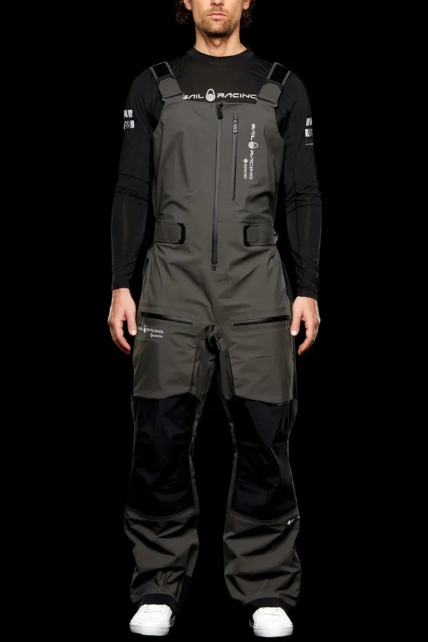 REFERENCE PRO PANT(레퍼런스 프로 팬츠)는 남성용 바지로, 아웃도어 활동과 일상생활 모두에 적합합니다. 블랙 컬러의 긴 기장 바지로, 봄, 가을, 겨울 계절에 착용하기 좋습니다. 나일론 소재의 두꺼운 원단으로 제작되어 뻣뻣한 촉감을 주며, 레귤러핏 디자인과 무지 패턴이 특징입니다. 오버롤 디자인, 멜빵 스트랩, 지퍼 디테일, 다수의 포켓 디테일이 돋보이며, 등산룩, 캠핑룩, 출근룩 등 다양한 TPO에 캐주얼, 스포티, 워크웨어 스타일로 연출할 수 있습니다. 밴딩 처리되어 편안한 착용감을 선사합니다.
