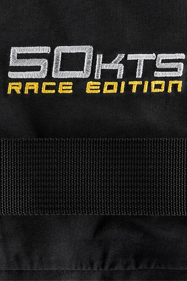 ORCA OPEN OCEAN PANT(오르카 오픈 오션 팬츠)는 남성용 바지로, 아웃도어 및 워터스포츠 활동에 적합합니다. 봄, 여름, 가을 계절에 착용하기 좋으며, 스포티한 스타일을 연출할 수 있습니다. 튼튼한 나일론 소재를 사용하고 두꺼운 두께감으로 제작되어 뻣뻣한 촉감을 줍니다. 레귤러핏으로 편안하게 착용 가능하며, 방수 및 통기성 기능을 갖춰 활동성을 높였습니다. 카고 포켓과 지퍼 디테일이 돋보이는 디자인입니다.
