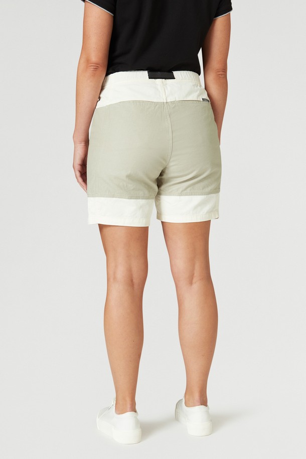 W 미스트 블락킹 쇼츠(102)는 여성용으로, 봄과 여름에 활용하기 좋은 숏 기장의 바지입니다. 베이지와 카키 두 가지 색상으로 출시되었으며, 캐주얼, 스포티, 미니멀한 스타일을 연출하기 좋습니다. 얇고 부드러운 나일론 소재로 제작되어 편안한 착용감을 선사하며, 레귤러핏으로 누구나 부담 없이 소화할 수 있습니다. 허리 밴딩과 벨트, 포켓 디테일이 더해져 실용성을 높였으며, 여행이나 휴가와 같은 TPO에 적합합니다.
