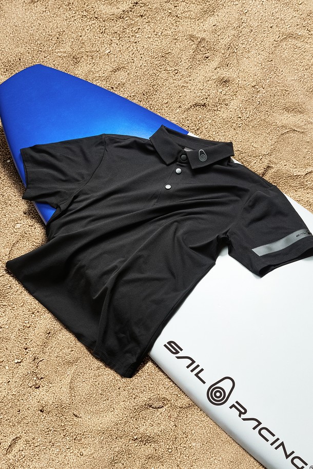 BOWMAN TECH POLO(999)는 남성용 폴로넥 반소매 티셔츠입니다. 블랙 컬러의 무지 디자인으로, 베이직하고 캐주얼한 스타일을 연출합니다. 봄, 여름 시즌에 적합하며, 얇고 부드러운 폴리에스테르 소재로 제작되어 흡습 및 속건 기능을 제공합니다. 레귤러핏으로 편안하게 착용할 수 있으며, 캐주얼 및 미니멀 스타일을 즐기는 분들께 추천합니다.
