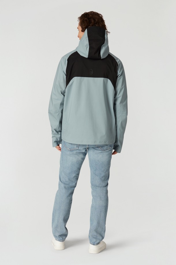 VAPOR 재킷(682)은 남성을 위한 스포츠 재킷으로, 봄, 가을 시즌에 활용하기 좋습니다. 그레이와 블랙 두 가지 색상으로 제공되며, 스포티한 스타일을 연출합니다. 가볍고 부드러운 나일론 소재를 사용하여 활동성과 착용감을 높였으며, 통기성과 방수 기능으로 쾌적함을 유지합니다. 레귤러핏에 집업 스타일, 후드와 지퍼 포켓, 배색 디자인이 특징이며, 러닝, 피트니스, 등산 등 다양한 TPO에 적합합니다.
