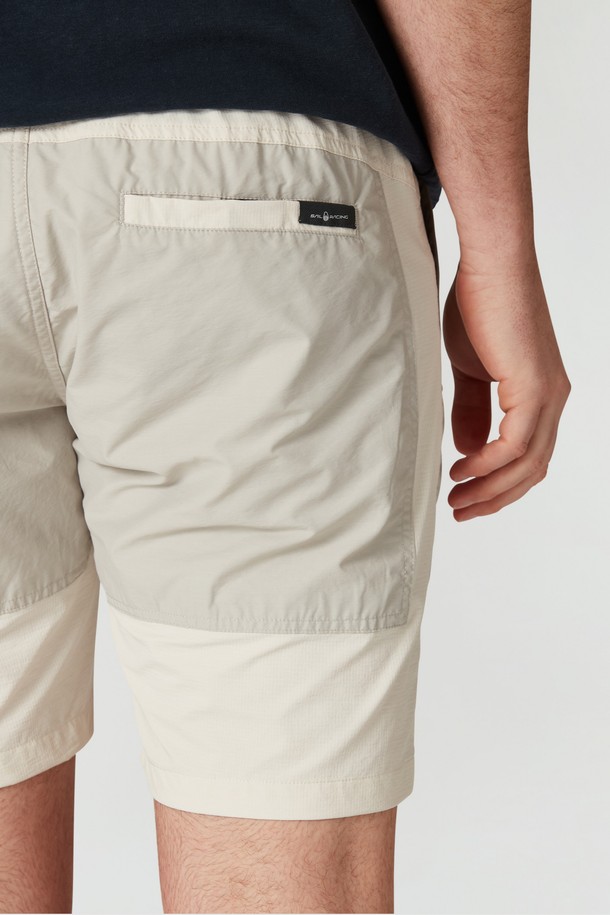 **TORNADO SHORTS(토네이도 쇼츠) (106)**는 남성용 반바지로, 여름철 일상 및 아웃도어 활동에 적합합니다. 베이지와 그레이 두 가지 색상으로 제공되며, 캐주얼 및 스포티한 스타일을 연출할 수 있습니다. 얇고 부드러운 나일론 소재의 레귤러핏 반바지로, 허리 밴딩과 벨트 스트랩 디테일, 포켓 디테일이 특징입니다. 여행룩, 휴가룩, 캠핑룩 등 다양한 TPO에 활용 가능하며, 미니멀한 스타일까지 소화할 수 있습니다.
