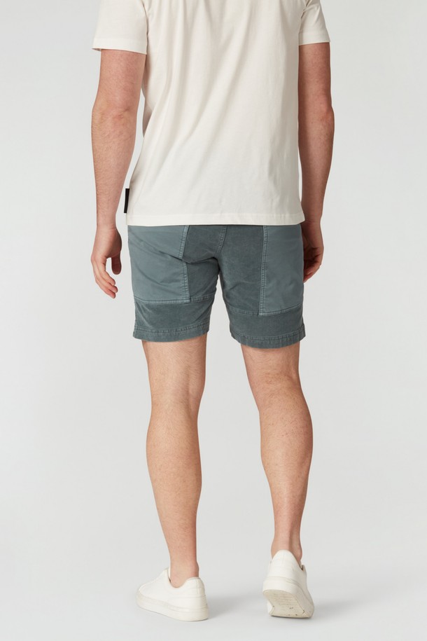 남성용 BLOCKED CORDUROY SHORTS(617)는 봄, 여름 시즌에 적합한 캐주얼 스타일의 코듀로이 반바지입니다. 레귤러핏으로 편안하게 떨어지며, 얇은 두께감과 뻣뻣한 촉감이 특징입니다. 그린 컬러의 무지 디자인에 블록 디자인이 더해져, 개성 있는 스타일을 연출합니다.
