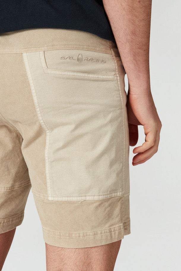 베이직하고 편안한 무드의 블락 코듀로이 쇼츠(118)입니다. 부드러운 촉감의 코듀로이 소재로 제작되어 봄, 여름 시즌에 시원하게 착용하기 좋습니다. 숏 기장과 레귤러 핏으로 다리가 길어 보이는 효과를 주며, 캐주얼한 스타일 연출에 용이합니다. 포켓 디테일이 있어 실용성을 더했으며, 일상복뿐만 아니라 봄 소풍룩으로도 활용하기 좋습니다. 베이지 컬러의 무지 디자인으로 어떤 상의와도 쉽게 매치할 수 있습니다.
