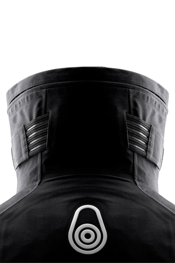 ORCA 재킷(999)은 일상과 아웃도어 활동에 모두 적합한 공용 재킷입니다. 블랙 컬러에 미니멀하고 스포티한 스타일을 더했으며, 가을, 겨울 시즌에 착용하기 좋습니다. 나일론 소재로 제작되어 방수 및 방풍 기능이 뛰어나고, 두꺼운 두께감으로 보온성을 높였습니다. 레귤러 핏에 후드와 지퍼 포켓 디테일이 있으며, 집업 스타일로 간편하게 착용할 수 있습니다. 여행, 출근, 등산 등 다양한 TPO에 활용 가능하며, 미니멀, 스포티, 클래식 스타일을 연출하기 좋습니다.
