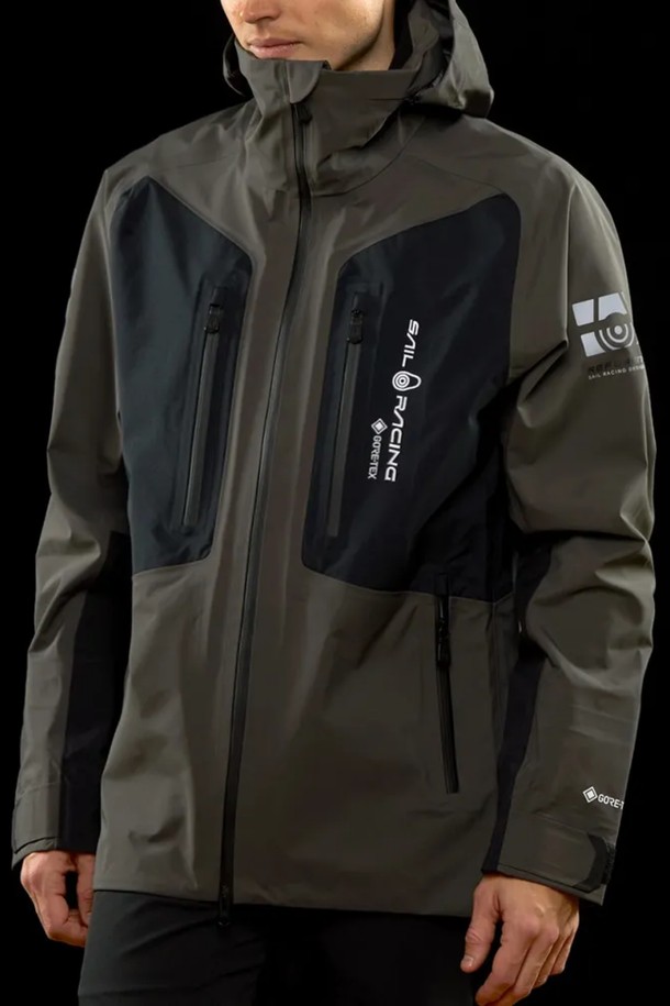 REFERENCE PRO JACKET(레퍼런스 프로 재킷)(999)은 남성용 아우터로, 봄, 가을, 겨울 계절에 적합한 하드쉘 타입의 두꺼운 나일론 소재 재킷입니다. 블랙 색상의 무지 디자인으로, 스포티하고 캐주얼한 스타일을 연출하며, 등산룩, 캠핑룩, 출근룩 등 다양한 TPO에 활용할 수 있습니다. 레귤러핏의 레귤러 기장으로 제작되었으며, 집업 여밈 방식과 긴 소매, 후드, 방수, 방풍 기능, 지퍼 포켓이 특징입니다. 미니멀한 디자인으로 어떤 스타일에도 쉽게 매치할 수 있습니다.
