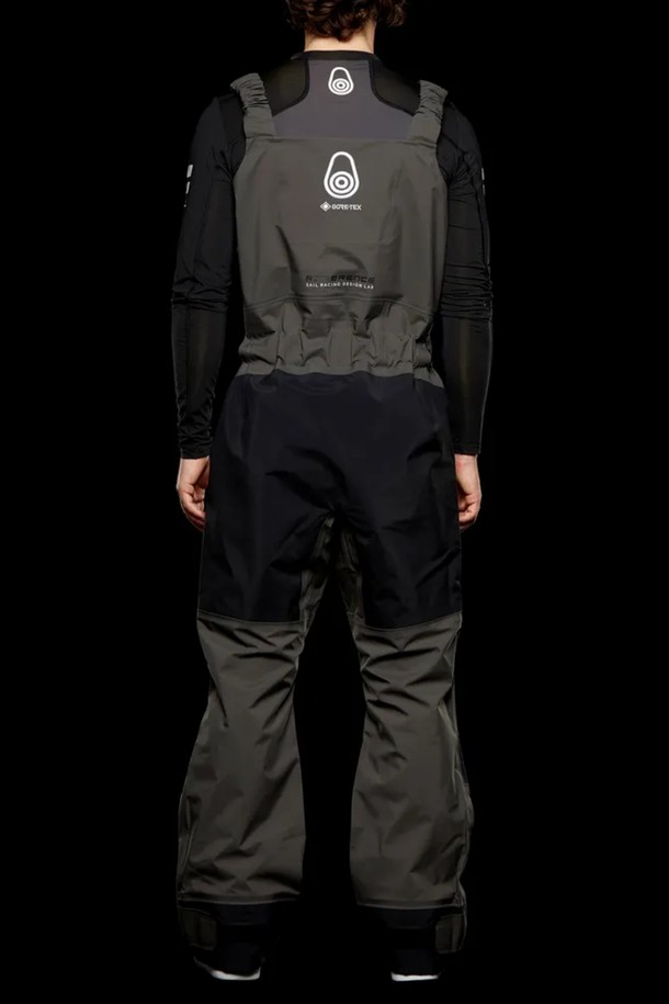 REFERENCE PRO PANT(레퍼런스 프로 팬츠)는 남성용 바지로, 아웃도어 활동과 일상생활 모두에 적합합니다. 블랙 컬러의 긴 기장 바지로, 봄, 가을, 겨울 계절에 착용하기 좋습니다. 나일론 소재의 두꺼운 원단으로 제작되어 뻣뻣한 촉감을 주며, 레귤러핏 디자인과 무지 패턴이 특징입니다. 오버롤 디자인, 멜빵 스트랩, 지퍼 디테일, 다수의 포켓 디테일이 돋보이며, 등산룩, 캠핑룩, 출근룩 등 다양한 TPO에 캐주얼, 스포티, 워크웨어 스타일로 연출할 수 있습니다. 밴딩 처리되어 편안한 착용감을 선사합니다.
