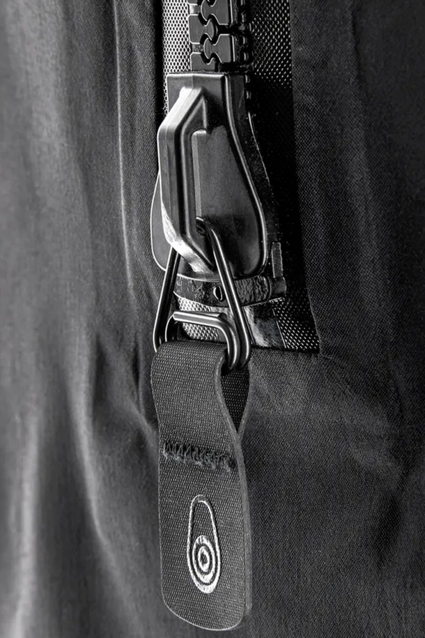 ORCA OPEN OCEAN PANT(오르카 오픈 오션 팬츠)는 남성용 바지로, 아웃도어 및 워터스포츠 활동에 적합합니다. 봄, 여름, 가을 계절에 착용하기 좋으며, 스포티한 스타일을 연출할 수 있습니다. 튼튼한 나일론 소재를 사용하고 두꺼운 두께감으로 제작되어 뻣뻣한 촉감을 줍니다. 레귤러핏으로 편안하게 착용 가능하며, 방수 및 통기성 기능을 갖춰 활동성을 높였습니다. 카고 포켓과 지퍼 디테일이 돋보이는 디자인입니다.
