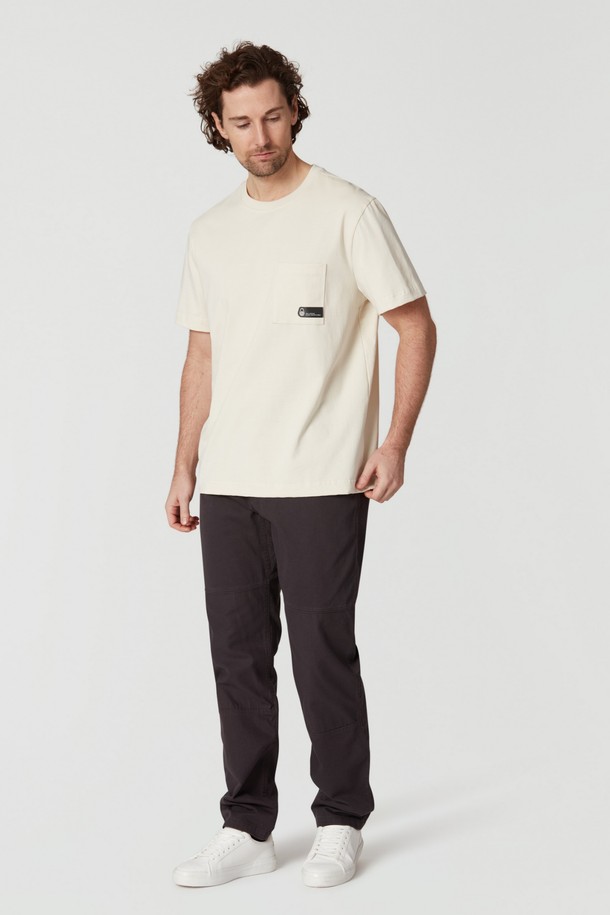 **싸이클론 포켓 티(102)**는 봄, 여름에 활용하기 좋은 공용 상의입니다. 베이직하고 캐주얼한 스타일을 연출하며, 크롭 기장과 레귤러핏으로 제작되었습니다. 부드러운 면 소재로 제작되어 편안한 착용감을 선사하며, 라운드넥과 반소매 디자인으로 시원하게 입을 수 있습니다. 무지 디자인에 포켓 디테일이 더해져 미니멀한 매력을 더합니다. 화이트 컬러로 다양한 하의와 매치하기 용이합니다.
