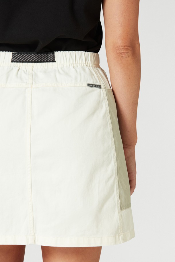 W 미스트 블락 SKIRT(102)는 여성용 미니스커트입니다. 베이지와 카키 두 가지 색상으로 출시되었으며, 봄, 여름철 아웃도어 활동이나 일상에서 스포티하고 캐주얼한 스타일을 연출하기 좋습니다. A라인 핏에 얇고 부드러운 나일론 소재로 제작되어 편안한 착용감을 선사하며, 블록 패턴이 돋보입니다. 포켓 디테일과 벨트고리가 있어 실용성을 더했으며, 여행룩이나 산책룩에 활용하기 좋습니다.
