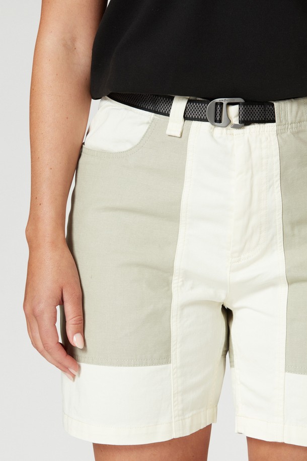 W 미스트 블락킹 쇼츠(102)는 여성용으로, 봄과 여름에 활용하기 좋은 숏 기장의 바지입니다. 베이지와 카키 두 가지 색상으로 출시되었으며, 캐주얼, 스포티, 미니멀한 스타일을 연출하기 좋습니다. 얇고 부드러운 나일론 소재로 제작되어 편안한 착용감을 선사하며, 레귤러핏으로 누구나 부담 없이 소화할 수 있습니다. 허리 밴딩과 벨트, 포켓 디테일이 더해져 실용성을 높였으며, 여행이나 휴가와 같은 TPO에 적합합니다.
