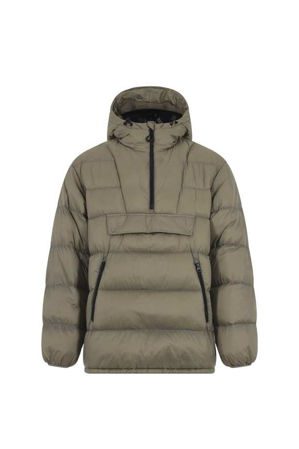 OG 알파 다운 풀오버는 브라운, 블랙, 카키 3가지 색상으로 출시된 겨울용 다운 점퍼입니다. 나일론과 덕다운 소재를 사용하여 보온성과 방풍 기능을 갖췄으며, 캐주얼 및 스포티한 스타일 연출에 용이합니다. 크롭 기장의 오버핏으로, 스트링 조절 가능한 후드, 앞/뒷면 포켓, 밑단 스트링, 다운팩 디자인 등 실용적인 디테일이 돋보이는 풀오버입니다.
