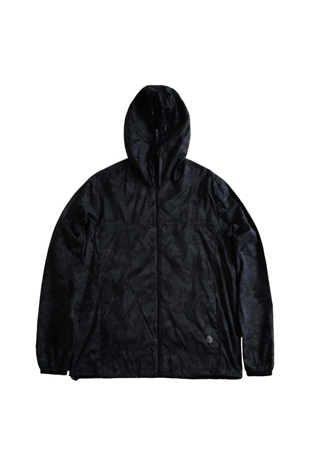 차콜 색상의 카모플라주 패턴이 돋보이는 윈드브레이커 자켓입니다. 방풍 기능과 경량성을 갖춰 야외활동은 물론 일상에서도 편안하게 착용할 수 있으며, 봄, 가을, 겨울 세 계절 활용 가능합니다. 밑단 및 후드 스트링 조절, 소매 밴딩, 엠블럼 로고 자수, 야간 반사 기능, 브랜드 로고 지퍼 풀러 등 섬세한 디테일이 돋보이는 슬림핏 또는 레귤러핏의 캐주얼, 스포티 스타일 자켓입니다.
