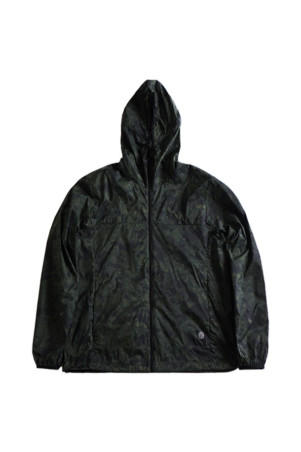 카모플라주 패턴의 카키색 윈드브레이커 자켓입니다. 남녀 공용으로, 봄, 가을, 겨울 세 계절 모두 활용 가능하며, 슬림핏 디자인과 나일론 소재로 제작되어 가볍고 부드러운 착용감을 선사합니다. 방풍, 경량, 발수 기능을 갖췄으며, 브랜드 로고 각인 지퍼 풀러, 엠블럼 로고 자수, 밑단 스트링, 소매단 및 후드 밴딩, 조절 가능한 후드 스트링 등의 디테일로 스포티하면서도 밀리터리 무드를 연출합니다.
