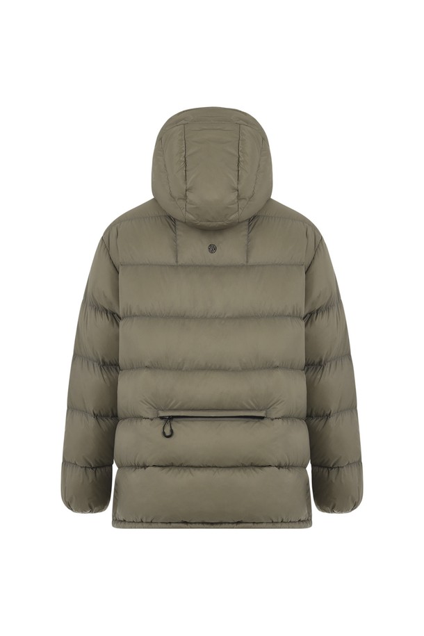 OG 알파 다운 풀오버는 브라운, 블랙, 카키 3가지 색상으로 출시된 겨울용 다운 점퍼입니다. 나일론과 덕다운 소재를 사용하여 보온성과 방풍 기능을 갖췄으며, 캐주얼 및 스포티한 스타일 연출에 용이합니다. 크롭 기장의 오버핏으로, 스트링 조절 가능한 후드, 앞/뒷면 포켓, 밑단 스트링, 다운팩 디자인 등 실용적인 디테일이 돋보이는 풀오버입니다.
