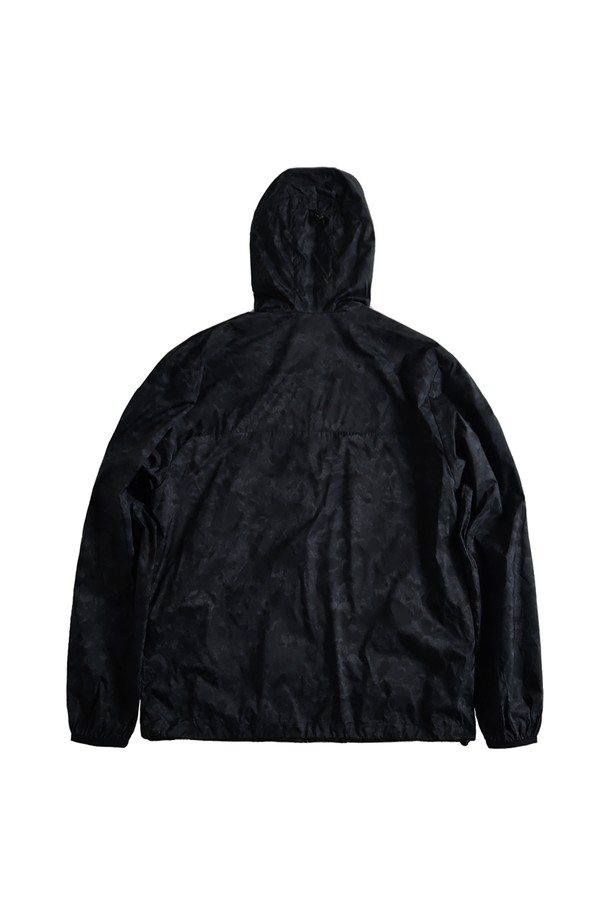 차콜 색상의 카모플라주 패턴이 돋보이는 윈드브레이커 자켓입니다. 방풍 기능과 경량성을 갖춰 야외활동은 물론 일상에서도 편안하게 착용할 수 있으며, 봄, 가을, 겨울 세 계절 활용 가능합니다. 밑단 및 후드 스트링 조절, 소매 밴딩, 엠블럼 로고 자수, 야간 반사 기능, 브랜드 로고 지퍼 풀러 등 섬세한 디테일이 돋보이는 슬림핏 또는 레귤러핏의 캐주얼, 스포티 스타일 자켓입니다.
