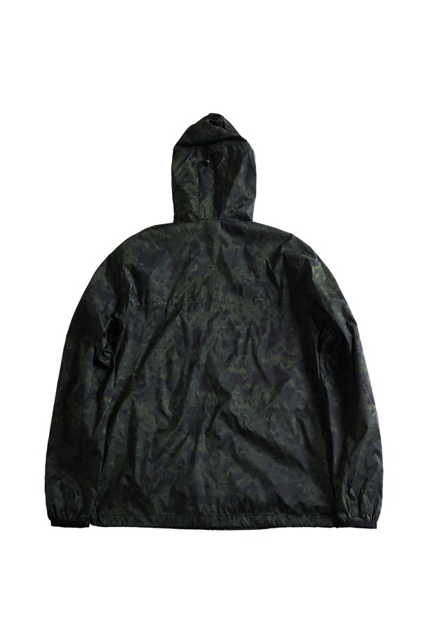 카모플라주 패턴의 카키색 윈드브레이커 자켓입니다. 남녀 공용으로, 봄, 가을, 겨울 세 계절 모두 활용 가능하며, 슬림핏 디자인과 나일론 소재로 제작되어 가볍고 부드러운 착용감을 선사합니다. 방풍, 경량, 발수 기능을 갖췄으며, 브랜드 로고 각인 지퍼 풀러, 엠블럼 로고 자수, 밑단 스트링, 소매단 및 후드 밴딩, 조절 가능한 후드 스트링 등의 디테일로 스포티하면서도 밀리터리 무드를 연출합니다.
