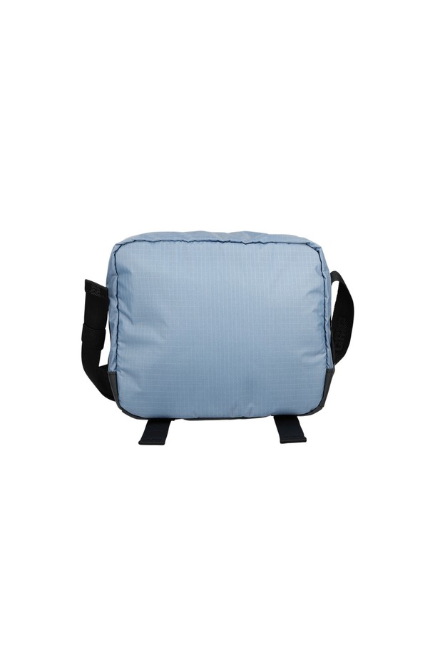 남성용 OG 크로스백은 생활 방수 기능이 있는 코듀라 어드밴스드 원단과 나일론 소재를 사용하여 제작되었으며, 스카이 블루, 카키, 블랙 색상으로 만나보실 수 있습니다. 사각 형태의 미디엄 사이즈 크로스백은 지퍼형 잠금 방식으로 일상에서 편리하게 사용할 수 있습니다. 무지 패턴 디자인이 돋보입니다.
