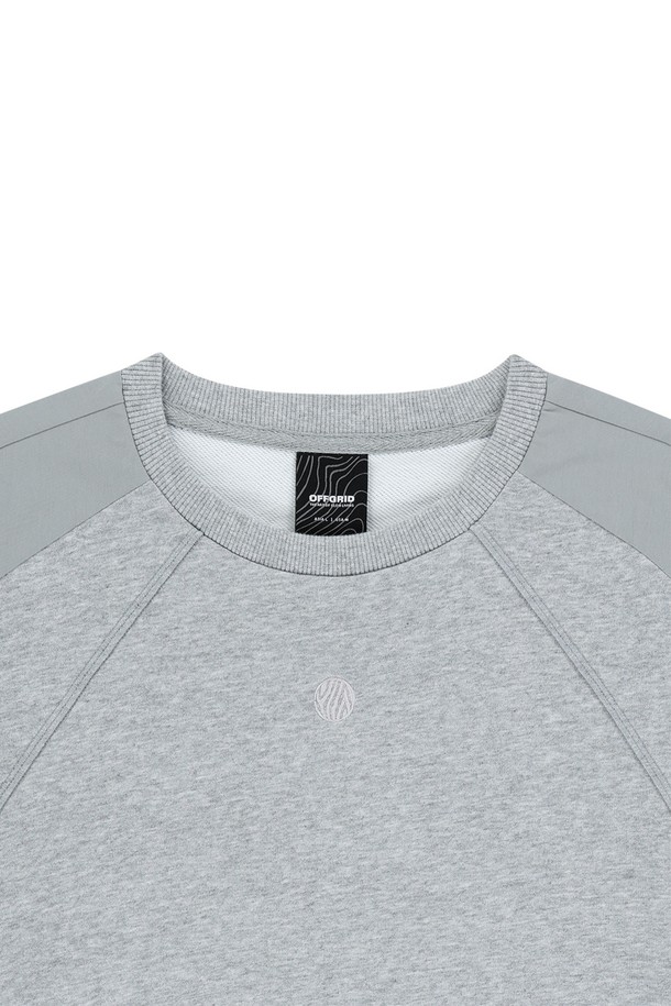 OG 쉴드 포켓 맨투맨은 멜란지 그레이 색상의 공용 맨투맨으로, 빈티지하고 캐주얼한 무드를 연출합니다. 봄, 가을, 겨울에 입기 좋으며, 부드러운 면과 폴리에스터 혼방 소재로 제작되어 편안한 착용감을 제공합니다. 루즈핏에 라운드넥 디자인, 소매와 밑단의 시보리 마감, 그리고 양쪽 사이드 지퍼 포켓으로 실용성을 더했습니다.
