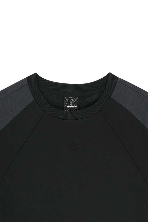 OG 쉴드 포켓 맨투맨은 블랙 색상의 공용 맨투맨으로, 봄, 가을, 겨울에 일상복으로 활용하기 좋습니다. 면 61%와 폴리에스터 39% 혼방 소재로 제작되어 부드러운 촉감을 자랑하며, 릴랙스핏으로 편안하게 착용할 수 있습니다. 사이드 지퍼 포켓 디테일과 립 디테일 소매단/밑단이 특징이며, 라운드넥 디자인의 무지 패턴 맨투맨입니다.
