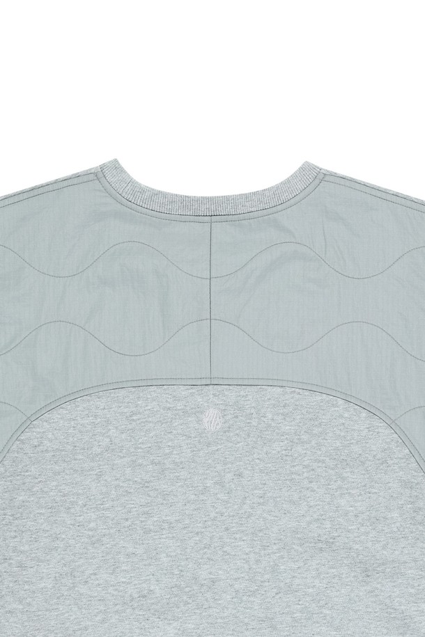 멜란지 그레이 컬러의 바라클라바 디터쳐블 퀼티드 풀오버입니다. 면과 폴리에스테르 혼방 소재로 제작되어 부드러운 촉감과 두꺼운 두께감으로 가을, 겨울철 따뜻하게 착용 가능합니다. 탈부착 가능한 후드와 루즈핏 디자인, 소매/밑단 시보리, 여유로운 넥라인으로 빈티지한 스타일을 연출하며, 무지 패턴으로 다양한 룩에 활용하기 좋습니다.
