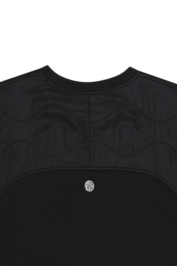 바라클라바 디터쳐블 퀼티드 풀오버는 남성용 상의로, 탈부착 가능한 후드가 특징인 맨투맨/스웨트셔츠입니다. 면과 폴리에스테르 혼방 소재에 퀼팅 안감을 더해 가을, 겨울 시즌에 따뜻하게 착용할 수 있으며, 블랙, 카키, 미드그레이 세 가지 색상으로 만나보실 수 있습니다. 레귤러핏에 긴 소매, 여유로운 넥라인과 소매 및 밑단 시보리 처리가 돋보이는 반빈티지 스타일의 데일리 아이템입니다.
