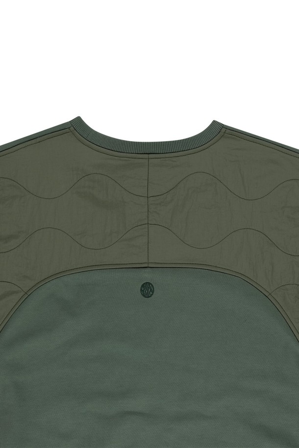 부드러운 촉감과 보온성을 갖춘 바라클라바 디터쳐블 퀼티드 풀오버입니다. 빈티지 무드의 카키 컬러에 릴랙스 핏으로 편안함을 더했으며, 탈부착 가능한 후드로 다양한 스타일 연출이 가능합니다. 립 디테일 소매단과 밑단, 그리고 내구성이 뛰어난 원단으로 가을, 겨울철 캐주얼 및 스트릿 스타일을 완성해 보세요.
