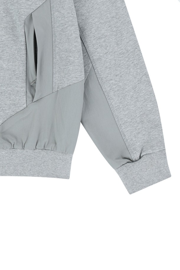 OG 쉴드 포켓 맨투맨은 멜란지 그레이 색상의 공용 맨투맨으로, 빈티지하고 캐주얼한 무드를 연출합니다. 봄, 가을, 겨울에 입기 좋으며, 부드러운 면과 폴리에스터 혼방 소재로 제작되어 편안한 착용감을 제공합니다. 루즈핏에 라운드넥 디자인, 소매와 밑단의 시보리 마감, 그리고 양쪽 사이드 지퍼 포켓으로 실용성을 더했습니다.
