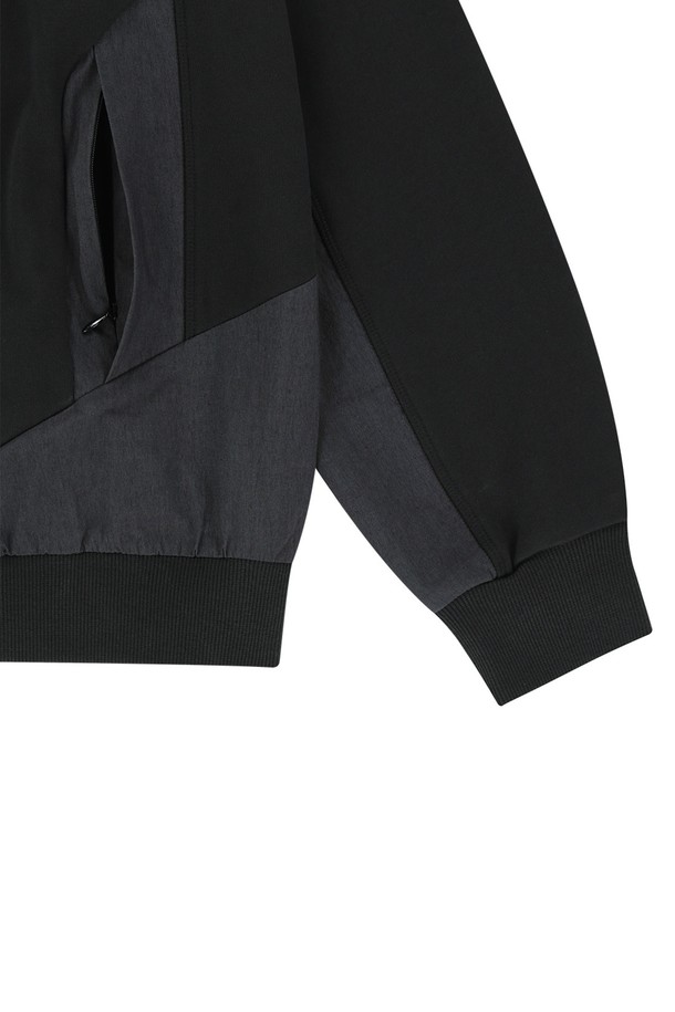 OG 쉴드 포켓 맨투맨은 블랙 색상의 공용 맨투맨으로, 봄, 가을, 겨울에 일상복으로 활용하기 좋습니다. 면 61%와 폴리에스터 39% 혼방 소재로 제작되어 부드러운 촉감을 자랑하며, 릴랙스핏으로 편안하게 착용할 수 있습니다. 사이드 지퍼 포켓 디테일과 립 디테일 소매단/밑단이 특징이며, 라운드넥 디자인의 무지 패턴 맨투맨입니다.
