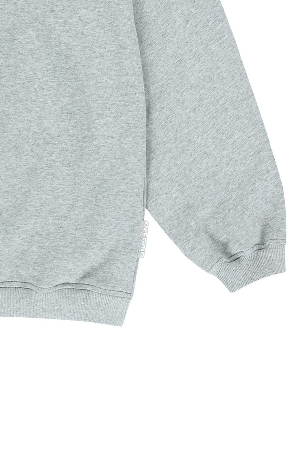 멜란지 그레이 컬러의 바라클라바 디터쳐블 퀼티드 풀오버입니다. 면과 폴리에스테르 혼방 소재로 제작되어 부드러운 촉감과 두꺼운 두께감으로 가을, 겨울철 따뜻하게 착용 가능합니다. 탈부착 가능한 후드와 루즈핏 디자인, 소매/밑단 시보리, 여유로운 넥라인으로 빈티지한 스타일을 연출하며, 무지 패턴으로 다양한 룩에 활용하기 좋습니다.
