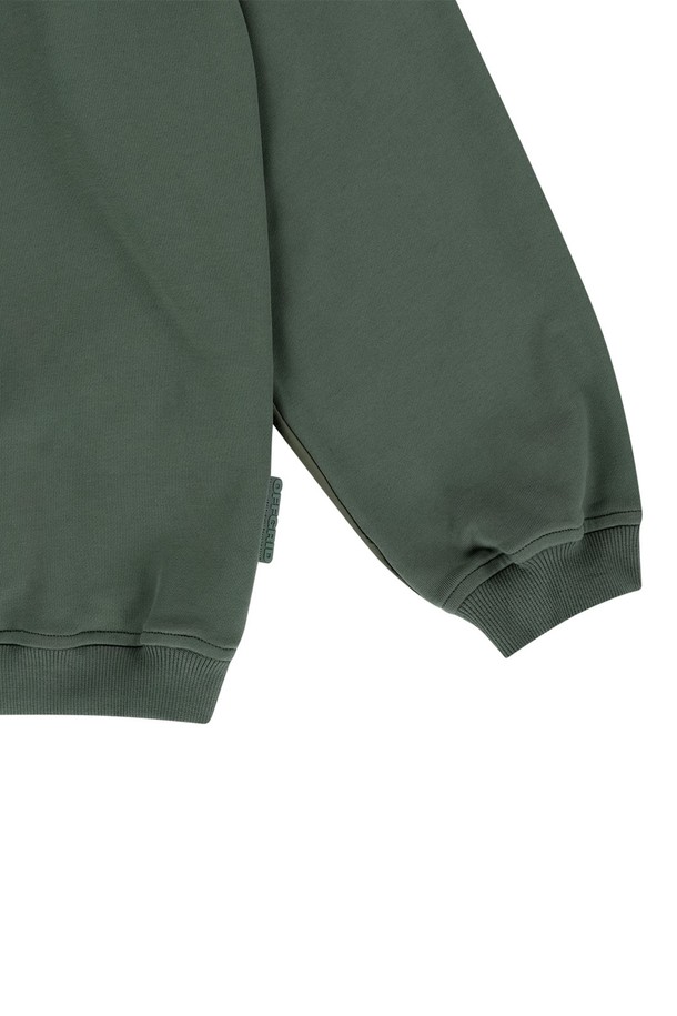 부드러운 촉감과 보온성을 갖춘 바라클라바 디터쳐블 퀼티드 풀오버입니다. 빈티지 무드의 카키 컬러에 릴랙스 핏으로 편안함을 더했으며, 탈부착 가능한 후드로 다양한 스타일 연출이 가능합니다. 립 디테일 소매단과 밑단, 그리고 내구성이 뛰어난 원단으로 가을, 겨울철 캐주얼 및 스트릿 스타일을 완성해 보세요.
