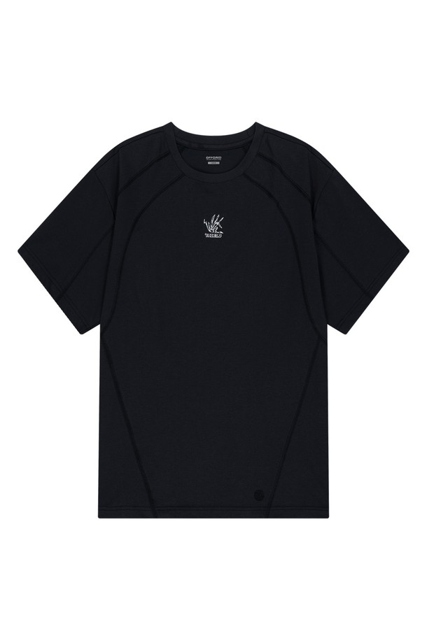 OG 쉴드 인시전 숏 슬리브 티셔츠는 블랙 색상의 남녀 공용 티셔츠로, 봄, 여름철 일상 및 스포츠 활동에 적합합니다. 면과 폴리에스테르 혼방 소재로 제작되어 부드러운 촉감을 제공하며, 흡습 및 통기성이 뛰어납니다. 레귤러 핏에 라운드넥 디자인, 얇은 두께, 무지 패턴이 특징이며 메쉬 바인딩과 4바늘 6스레드 플랫락 구조로 제작되었습니다.
