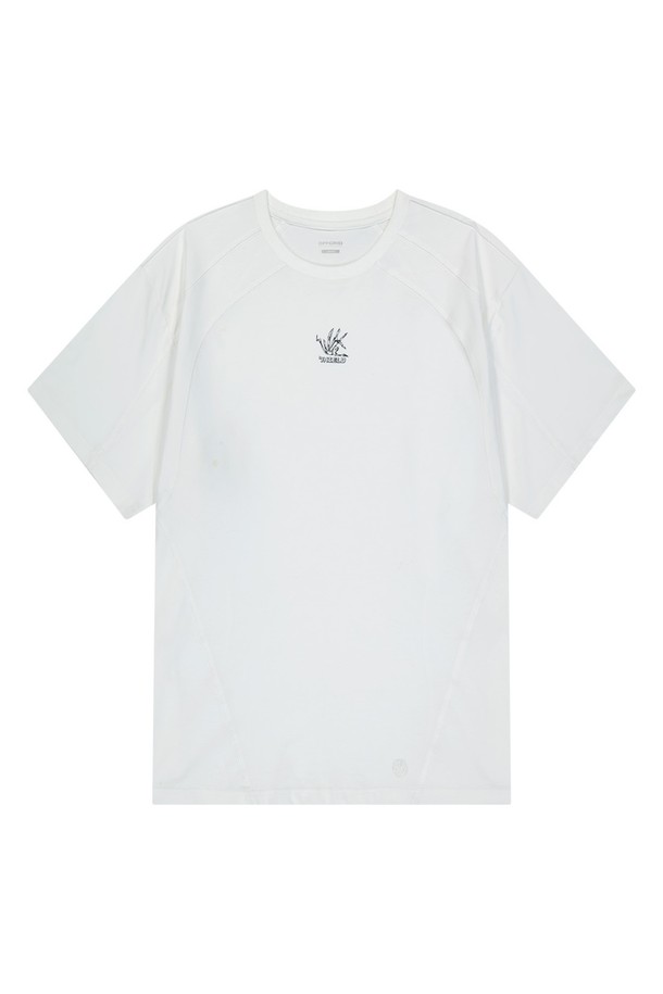 OG 쉴드 인시전 숏 슬리브 티셔츠는 남녀 모두 편안하게 착용할 수 있는 레귤러 핏의 화이트 색상 티셔츠입니다. 면과 폴리에스테르 혼방 소재로 제작되었으며, 흡습 기능이 있어 일상뿐 아니라 스포티한 활동에도 적합합니다. 로고 패턴과 메쉬 바인딩, 4바늘 6실 플랫록 공법 디테일이 돋보이는 반소매 라운드넥 티셔츠로 봄, 여름 시즌에 활용하기 좋습니다.
