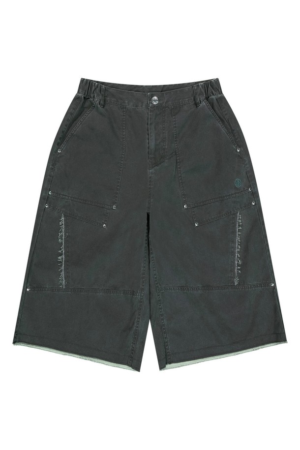 남녀 모두 착용 가능한 스트럭쳐 코튼 워싱 버뮤다 팬츠입니다. 카키 색상의 무지 패턴이며, 면 소재로 제작되어 부드러운 촉감을 자랑하고 봄, 여름철 일상복으로 적합합니다. E-밴드, 바텍 마감, 더블 포켓, 체인 스티치, 아일렛 버튼홀 등의 디테일과 레귤러핏으로 편안하게 착용 가능합니다.
