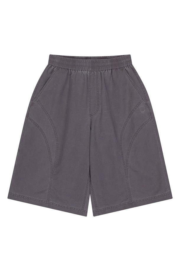 OG 쉴드 피그먼트 버뮤다 팬츠는 남녀 모두 편안하게 착용할 수 있는 레귤러핏의 반바지입니다. 부드러운 나일론 소재에 E-밴드와 안쪽 스트링으로 편안함을 더했으며, 더스티 핑크 색상과 무지 패턴이 특징입니다. 봄, 여름 시즌에 어울리는 얇은 두께감으로 일상 및 캐주얼 스타일 연출에 용이하며, 사이드 포켓과 로고 자수 디테일을 더했습니다.
