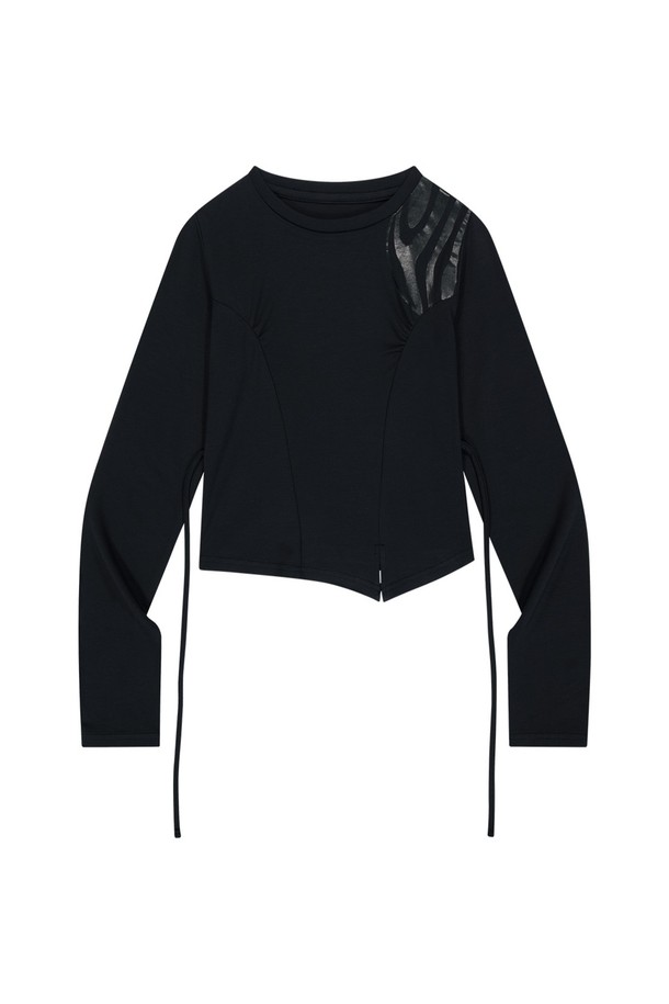 데일리로 활용하기 좋은 블랙 컬러의 셔링 크롭 롱 슬리브 티셔츠입니다. 얇고 부드러운 레이온, 폴리에스테르, 폴리우레탄 혼방 소재로 제작되었으며, 슬림핏 디자인에 셔링 디테일과 슬릿이 더해져 모던하고 미니멀한 무드를 연출합니다. 라운드넥 디자인의 긴소매 티셔츠로, 봄, 가을에 적합합니다.
