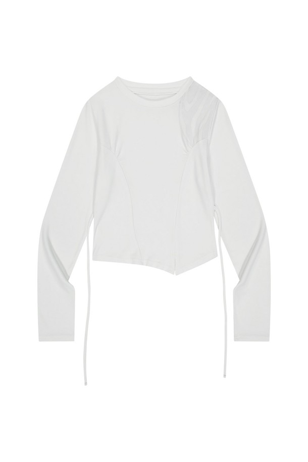 부드러운 레이온 혼방 소재로 제작된 화이트 컬러의 셔링 크롭 롱 슬리브 티셔츠입니다. 셔링 디테일과 아트워크 프린트가 포인트이며, 신축성 있는 원단으로 편안한 착용감을 제공합니다. 라운드넥 디자인에 크롭 기장으로, 봄, 가을 시즌에 베이직하게 활용하기 좋습니다.
