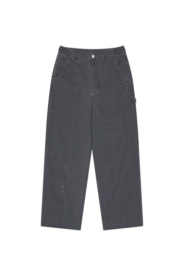 OG 쉴드 코튼 피그먼트 카펜터 팬츠는 더스티 핑크, 브라운, 블랙 색상으로 제공되는 남성용 긴바지입니다. 면 소재로 제작되었으며, 피그먼트 워싱 처리와 해머 루프, 아일렛 디테일이 돋보이는 캐주얼 및 워크웨어 스타일의 레귤러핏 카펜터 팬츠입니다. 봄, 가을에 일상복으로 적합하며, 메탈 지퍼와 히든 스냅으로 견고함을 더했습니다.
