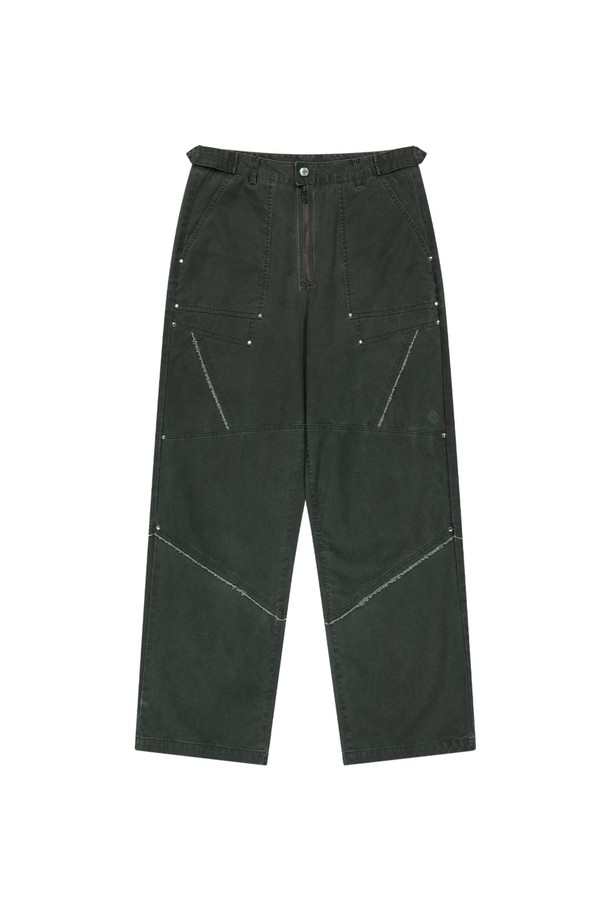 남녀 모두 착용 가능한 스트럭쳐 코튼 워싱 팬츠는 면 소재로 제작되어 편안한 착용감을 제공하며, 카키, 브라운, 블랙 색상으로 다양한 스타일 연출이 가능합니다. 캐주얼하고 베이직한 무드를 연출하며, 메탈 지퍼, 리벳 디테일, 히든 스냅, 로우엣지 커팅, 체인스티치 아일렛 단추구멍 등의 디테일이 돋보입니다. 봄, 가을 시즌에 활용하기 좋으며, 무지 패턴의 레귤러핏 긴바지로 일상에서 편안하게 착용할 수 있습니다.
