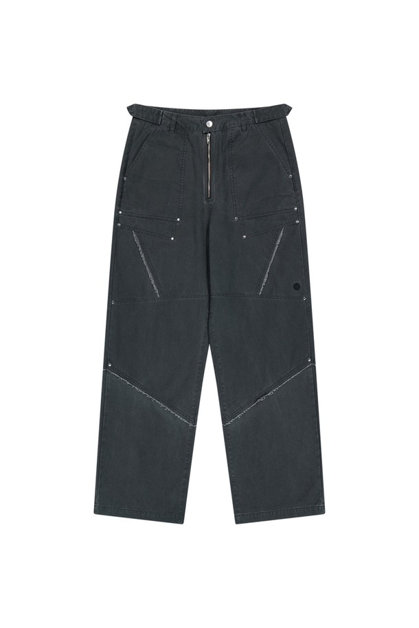 스트럭쳐 코튼 워싱 팬츠는 남녀 공용으로, 봄, 가을에 착용하기 좋은 레귤러핏 긴바지입니다. 부드러운 면 소재에 무지 패턴으로 제작되었으며, 블랙, 카키, 브라운 세 가지 색상으로 제공됩니다. 메탈 지퍼, 리벳 디테일, 히든 스냅, 로우 엣지 커팅, 체인 스티치 아일렛 버튼홀 등 섬세한 디테일이 돋보이는 캐주얼 스타일의 바지입니다.
