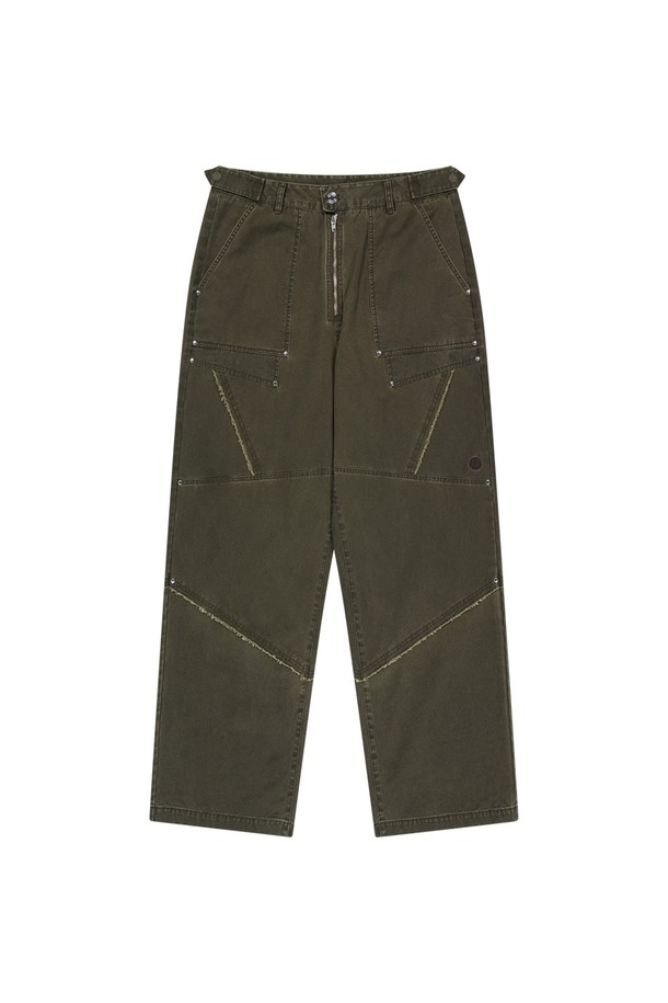 **스트럭쳐 코튼 워싱 팬츠 - 브라운**는 남녀 공용으로 착용 가능한 레귤러핏 긴바지입니다. 면 소재로 제작되었으며, 브라운, 카키, 블랙 세 가지 색상으로 출시되었습니다. 메탈 지퍼, 리벳 디테일, 히든 스냅, 로우 엣지 커팅, 체인스티치 아일렛 단추구멍 등 섬세한 디테일이 돋보이며, 캐주얼하고 베이직한 스타일로 봄, 가을에 착용하기 좋습니다.
