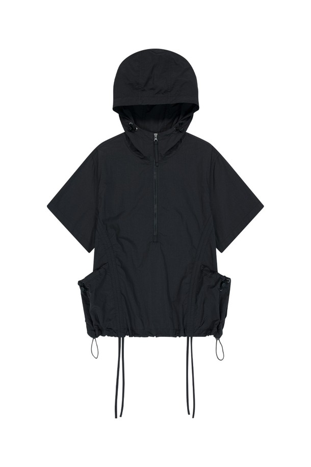 여성용 나일론 아노락 크롭 후드-블랙입니다. 얇고 부드러운 나일론 소재로 제작되었으며, 루즈핏에 반소매 디자인이 특징입니다. 스포티하고 캐주얼한 무드를 연출하며, 후드, 사이드 포켓, 백 메탈 장식, E-string 스토퍼 비드, 지퍼 풀러 스토퍼 디테일이 더해졌습니다.
