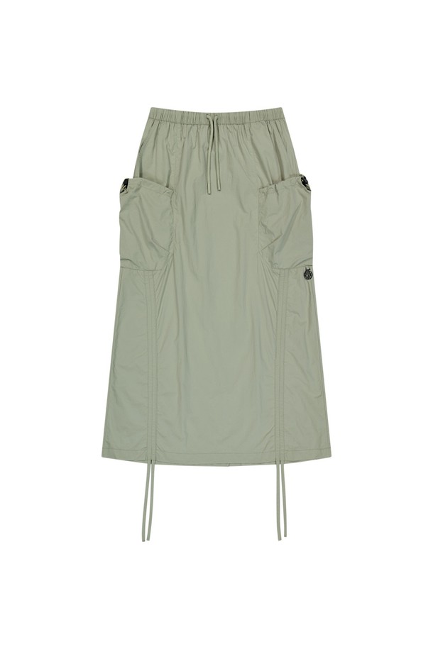 여성용 A라인 핏의 나일론 셔링 패널 스커트로, 라이트 카키 색상과 무지 패턴이 특징입니다. 스포티하고 캐주얼한 스타일을 연출하기에 좋으며, E-string 스토퍼 비드와 사이드 3D 포켓, 메탈 장식 디테일이 돋보입니다. 사이즈 조절 기능이 있어 편리하며, 봄, 여름철 일상복으로 적합합니다.

