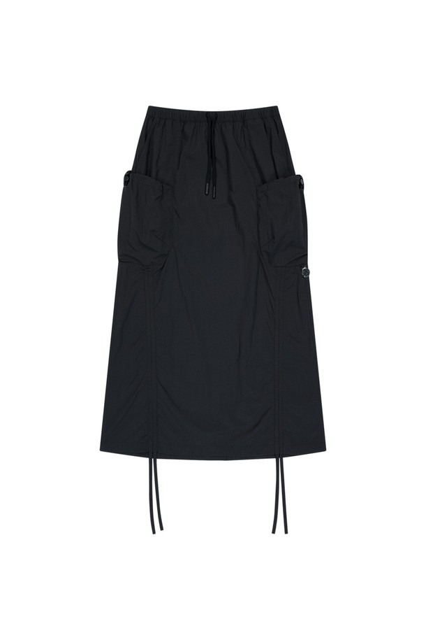 블랙 색상의 나일론 셔링 패널 스커트로, 봄, 여름, 가을에 일상복으로 활용하기 좋습니다. 부드러운 나일론 소재로 제작되었으며, A라인 핏과 3D 포켓, E-스트링 스토퍼 비드, 사이드 스트링, 메탈 장식 등의 디자인 특징이 돋보입니다. 밴딩과 스트링 디테일이 더해진 레귤러핏의 얇은 두께의 스커트입니다.
