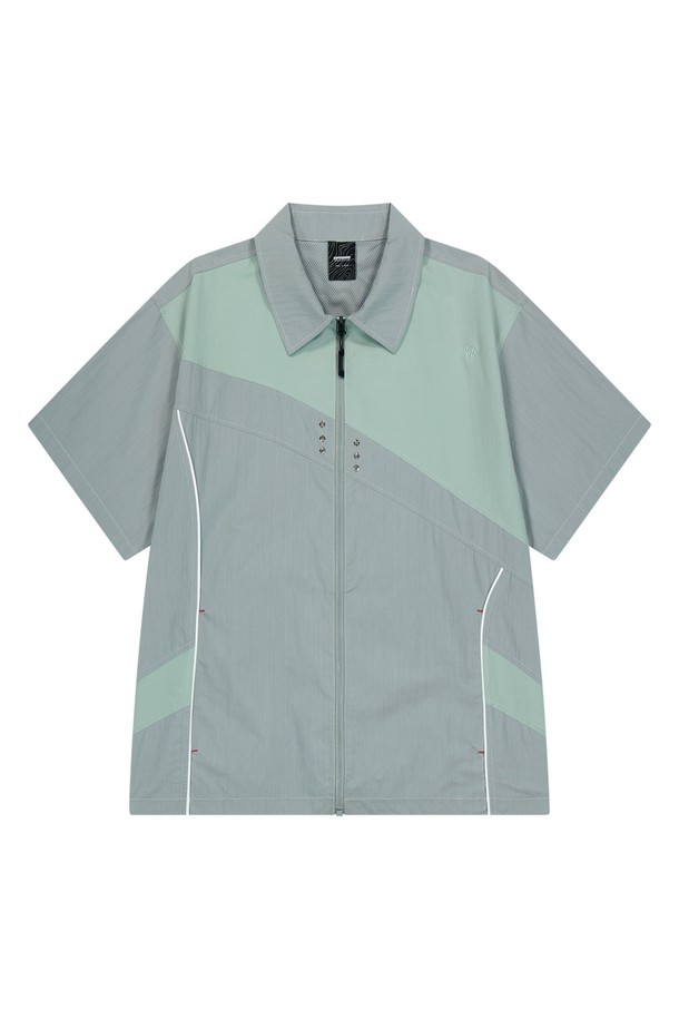 그레이 색상의 스플릿 숏 슬리브 셔츠는 면과 나일론 혼방 소재로 제작되었으며, 메쉬 안감과 메쉬 아일렛 디테일로 통기성을 높였습니다. 차이나칼라 디자인에 히든 스냅과 YKK 지퍼 라이닝을 적용했고, 스플릿 디자인이 돋보이는 남성용 레귤러 핏 셔츠입니다. 얇은 두께감으로 여름철 일상복은 물론 캐주얼하고 스포티한 스타일 연출에 용이합니다.
