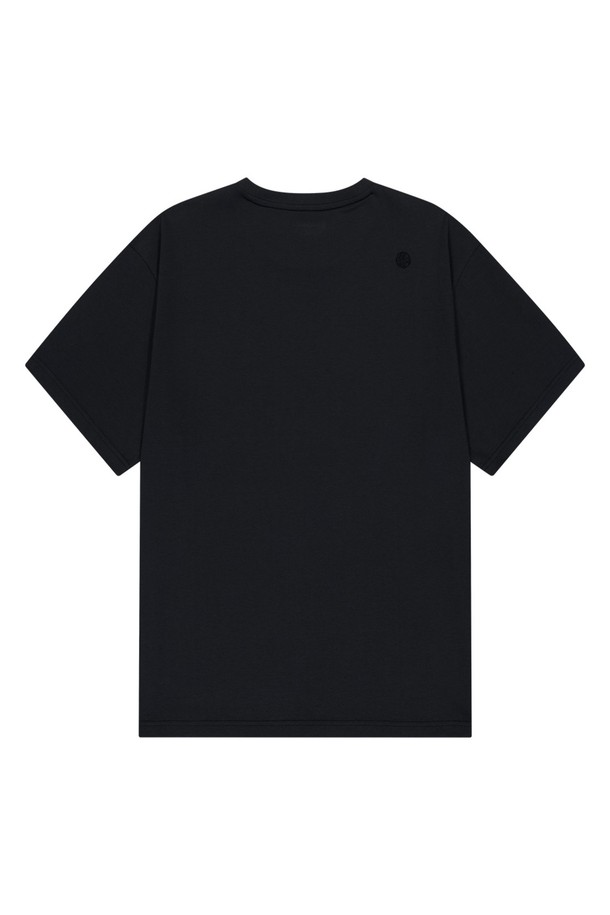 OG 쉴드 다트 숏 슬리브 티셔츠는 블랙 색상의 남성용 반소매 티셔츠로, 봄, 여름철 일상에서 스포티하고 캐주얼하게 착용하기 좋습니다. 면과 폴리에스테르 혼방 소재로 제작되어 얇고 부드러운 촉감을 자랑하며, 실드 그래픽 프린트와 로고 자수 디테일이 돋보입니다. 레귤러 핏에 라운드넥 디자인, 2바늘 커버 스티치로 내구성을 더했습니다.
