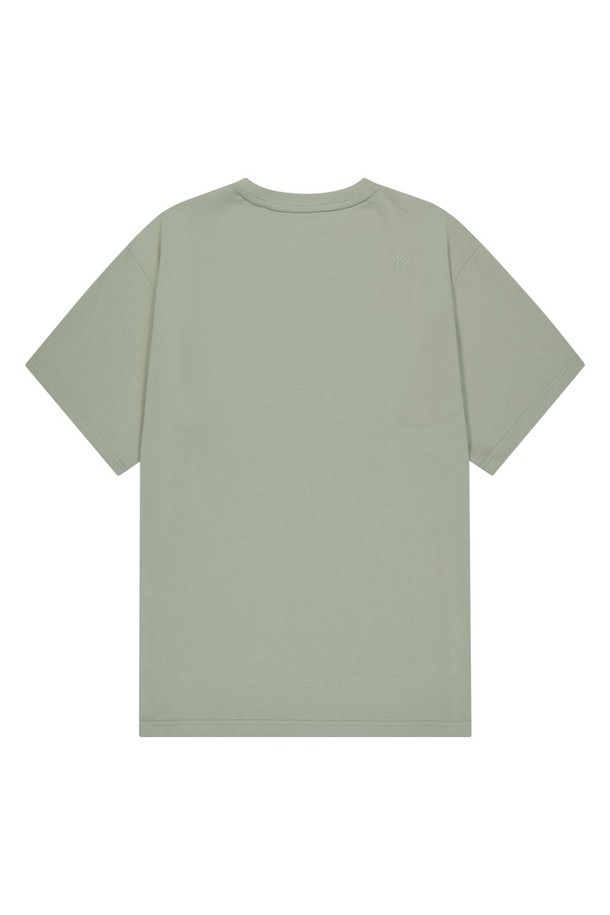 OG 쉴드 다트 숏 슬리브 티셔츠는 남성을 위한 카키 색상의 반소매 티셔츠로, 봄, 여름철 일상에서 캐주얼하고 스포티한 스타일을 연출하기에 좋습니다. 면과 폴리에스테르 혼방 소재로 제작되었으며, 실드 그래픽, 로고 자수, 텍스트 디테일이 돋보입니다. 레귤러 핏의 라운드넥 디자인에 2-니들 커버스티치로 마감되었습니다.
