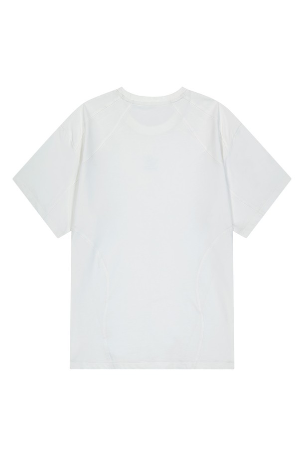 OG 쉴드 인시전 숏 슬리브 티셔츠는 남녀 모두 편안하게 착용할 수 있는 레귤러 핏의 화이트 색상 티셔츠입니다. 면과 폴리에스테르 혼방 소재로 제작되었으며, 흡습 기능이 있어 일상뿐 아니라 스포티한 활동에도 적합합니다. 로고 패턴과 메쉬 바인딩, 4바늘 6실 플랫록 공법 디테일이 돋보이는 반소매 라운드넥 티셔츠로 봄, 여름 시즌에 활용하기 좋습니다.
