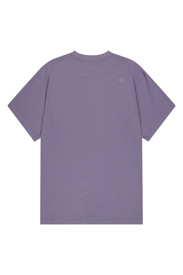 OG 쉴드 그래픽 숏 슬리브 티셔츠는 부드러운 면과 폴리에스테르 혼방 소재로 제작되었으며, 더스티 핑크, 화이트, 블랙 색상으로 제공됩니다. 남녀 모두 착용 가능한 레귤러 핏의 라운드넥 디자인으로, 가슴 부분의 실드 그래픽과 로고 자수가 돋보입니다. 얇은 두께감으로 봄, 여름철 일상복으로 편안하게 입을 수 있으며, 스포티하고 캐주얼한 스타일을 연출하기에 좋습니다.
